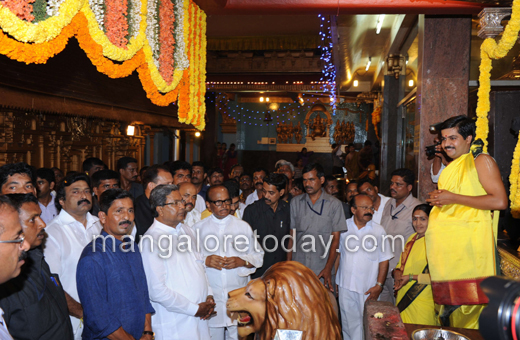 Siddaramaiah inagurates Mangalore Dasara at Sri Gokarnanatha Kshetra, Kudroli